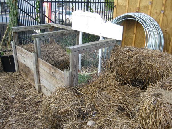 Metal mesh sides provide good ventilation for the compost.